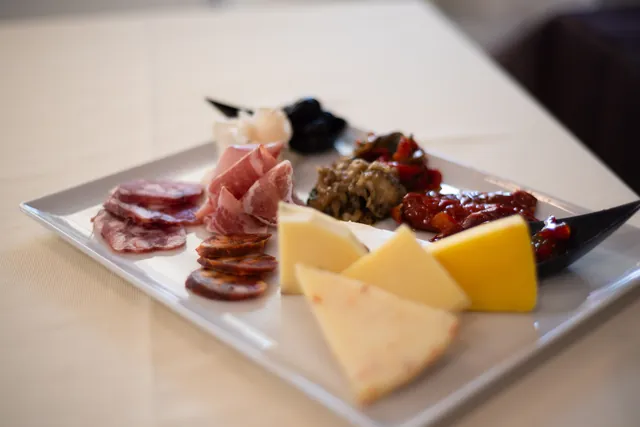 L'antipasto rustico della casa, da dividere in tavola