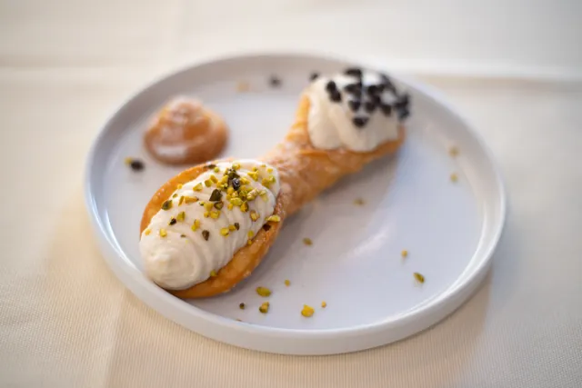 Cannolo siciliano con ricotta e granella di pistacchio