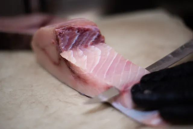 Il pesce sfilettato al coltello in cucina