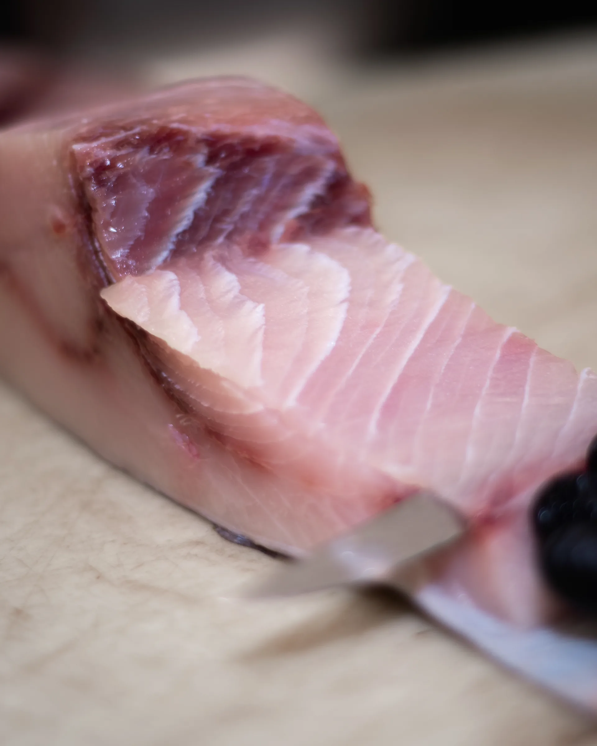 Filetto di pesce ricavato al coltello in cucina