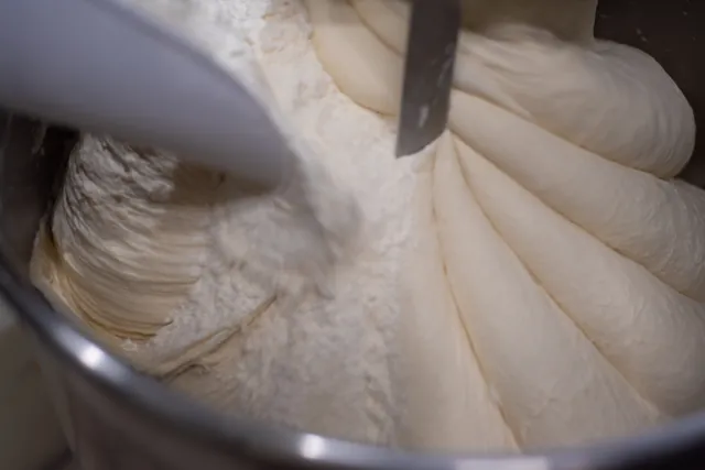 L'impasto della pizza dopo il riposo, pronto per essere steso