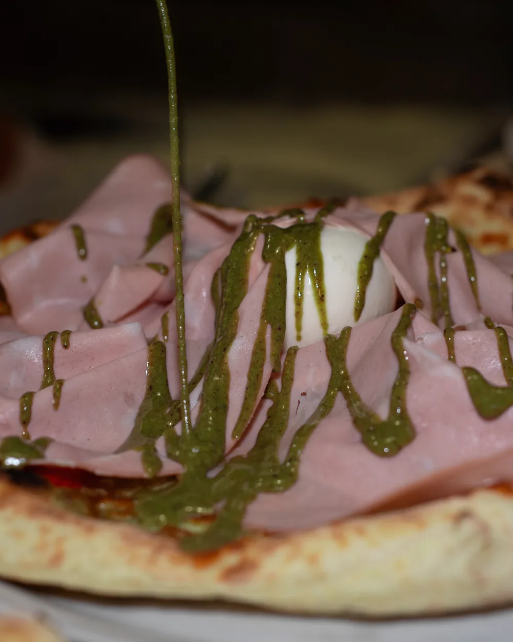 Pizza con mortadella, burrata e pesto di pistacchio