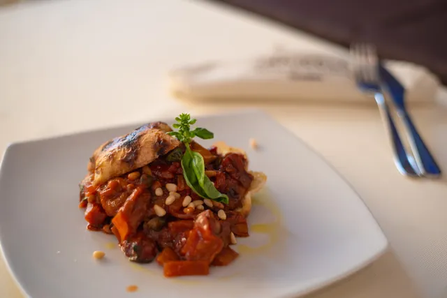 Pesce spada alla ghiotta con olive e capperi