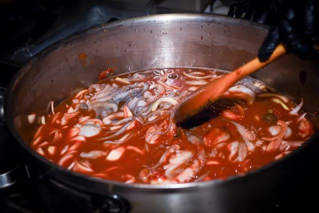 Il pesce spada che cuoce in pentola