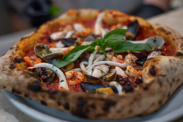 Pizza ai frutti di mare, appena uscita dal forno