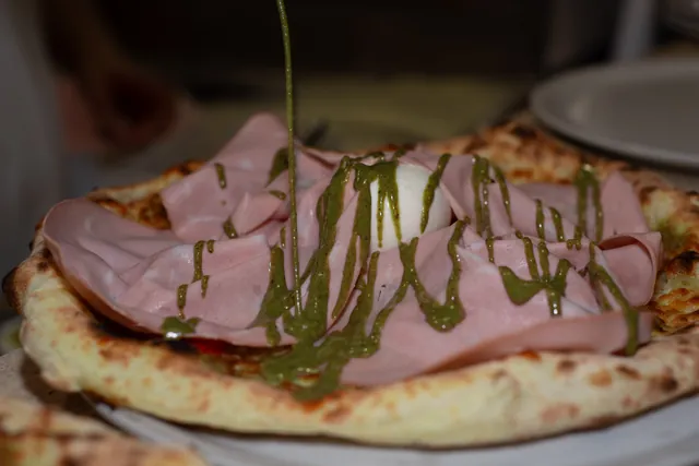Pizza con mortadella, burrata e pesto di pistacchio