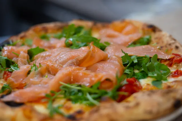 Pizza con salmone e rucola