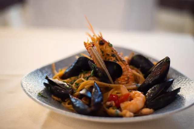 Spaghetti alla scogliera con cozze, vongole e gamberi